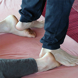 Foot acupressure with the feet on the feet
