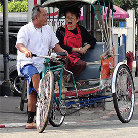 Couple talking on the bike and a ritscha on the street