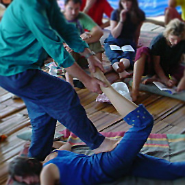 Thaiyogamassage on leg